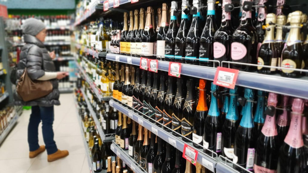 Românii beau mai puțină bere, dar a crescut consumul de vin și băuturi tari