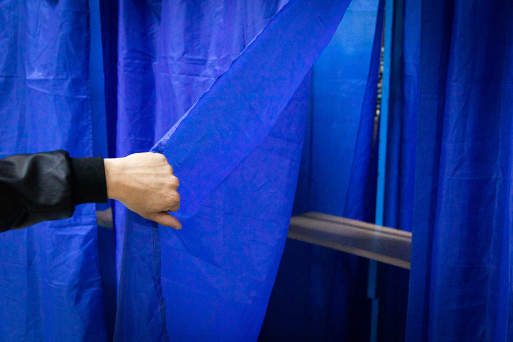 Târgu Jiu: Alegător amendat pentru că și-a fotografiat buletinul de vot