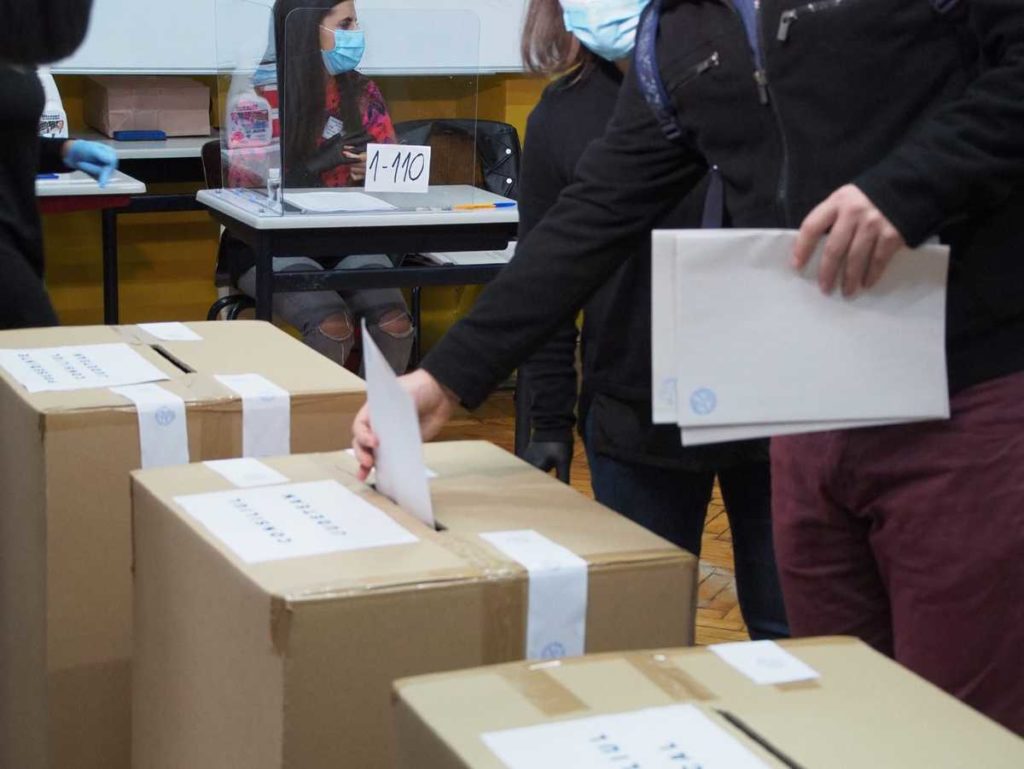Amenzi și un dosar penal în ziua de votare