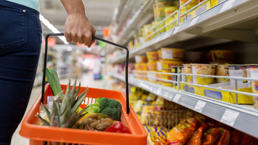 Românii cheltuiesc pe alimente dublu față de media din țările UE