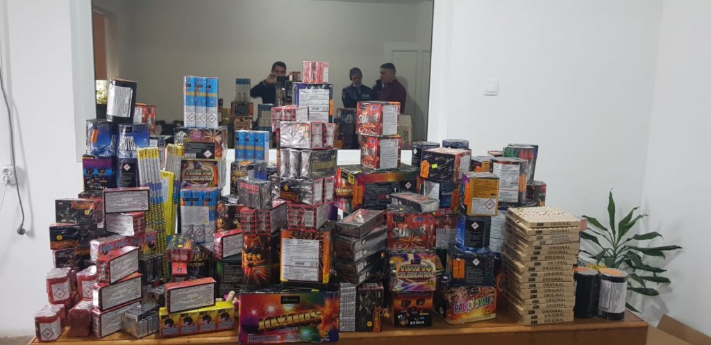 190 de kilograme de petarde și artificii, confiscate de polițiștii doljeni