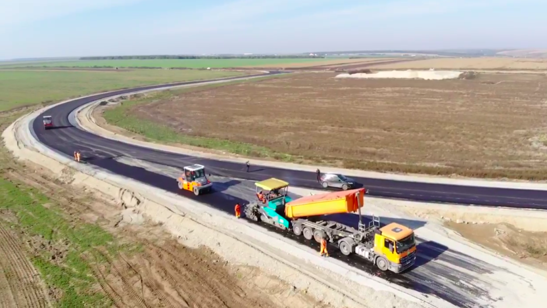 Construirea DE Craiova – Pitești este singura mare investiție care are legătură cu Oltenia. Suma prinsă în PNRR pentru acest obiectiv este însă infimă: 22,3 milioane de euro pentru 4,3 km de bretea de legătură între Centura Craiovei și viitorul drum expres.