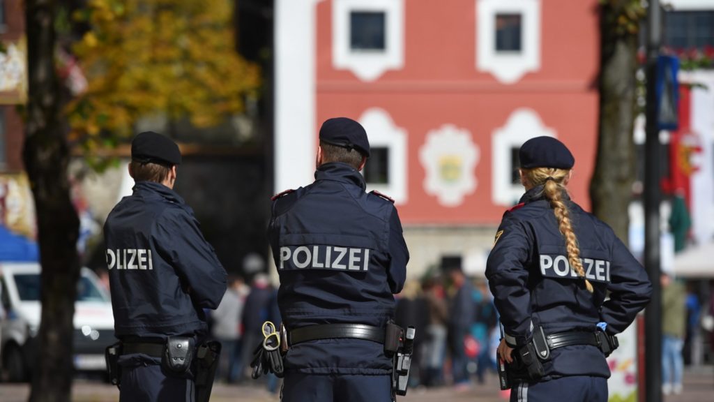Patru români care au furat într-o singură noapte 4.500 de telefoane mobile, arestați de poliția austriacă