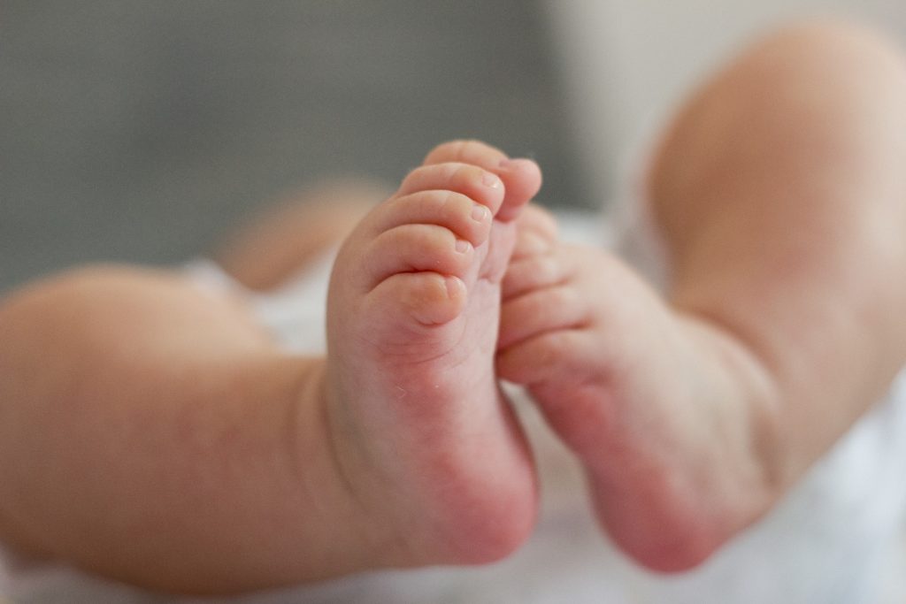 Un bebeluș din Mureș a murit după ce a fost infectat cu Covid