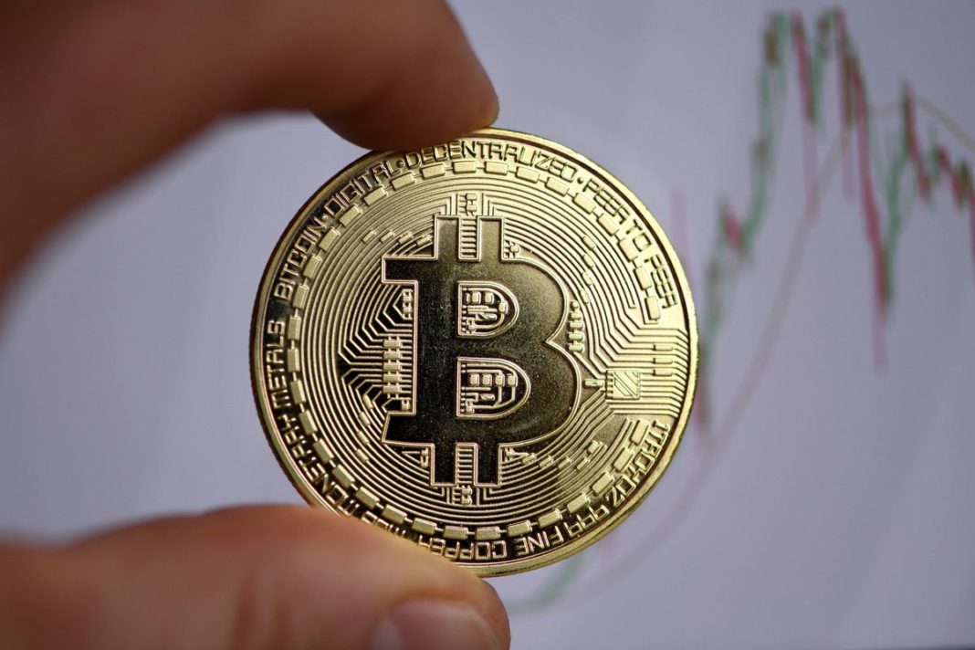 Bitcoin a depăşit pentru prima dată plafonul de 20.000 de dolari