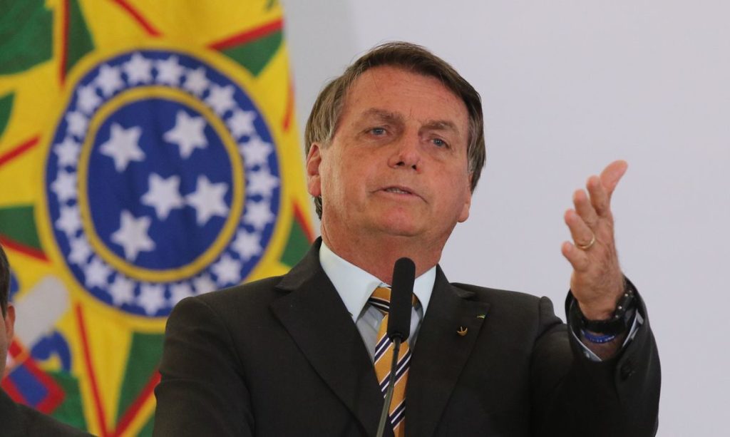 Bolsonaro spune că vaccinul Pfizer te-ar putea transforma în ”femeie cu barbă” sau ”în crocodil”