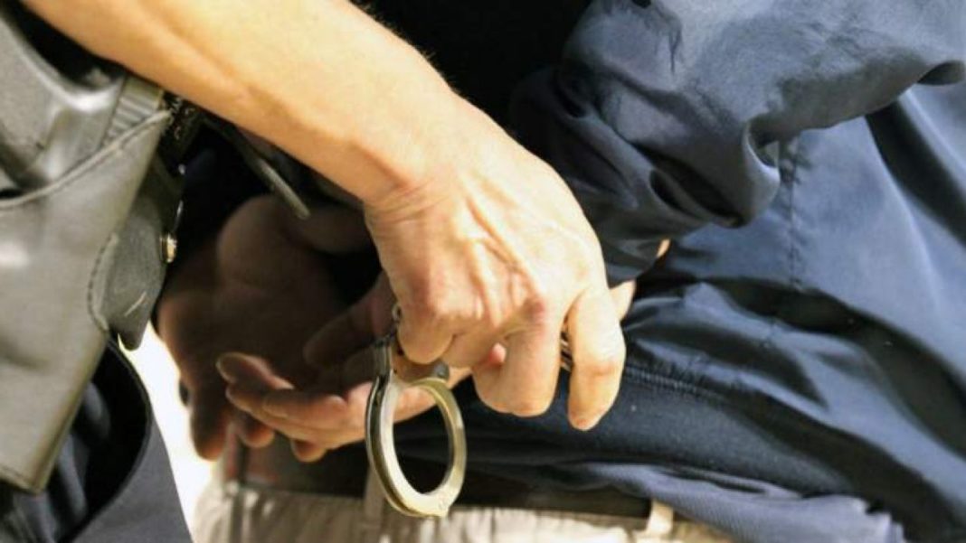 Polițiștii din Poiana Mare au reținut un tânăr de 23 de ani, din localitate, bănuit de comiterea a mai multor infracțiuni de furt calificat
