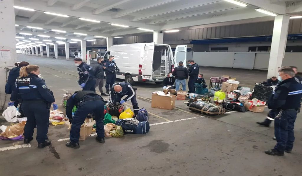 Poliția franceză a distrus peste o tonă de mâncare și băutură primite de români pentru Sărbători