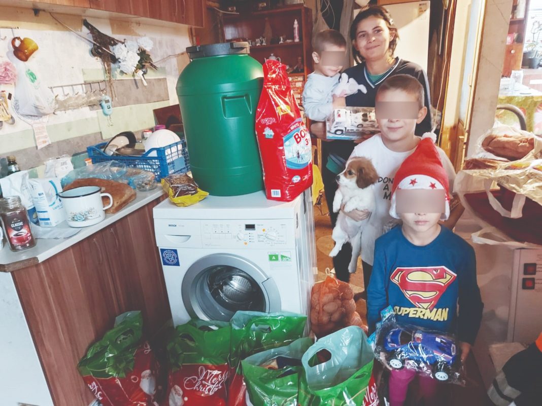 Mama și cei trei copii, alături de cadourile primite de sărbători de la craiovenii care au vrut să le aducă bucurie de sărbători