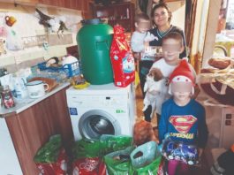 Mama și cei trei copii, alături de cadourile primite de sărbători de la craiovenii care au vrut să le aducă bucurie de sărbători