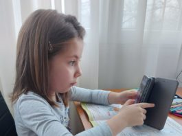 În Dolj, din datele oficiale peste 45.000 de copii folosesc telefoane mobile pentru școala online