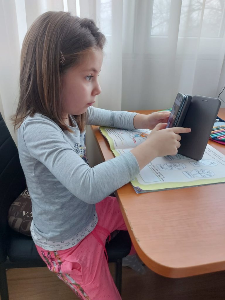 Dolj: Tabletele primite de elevi nu au semnal în toate satele