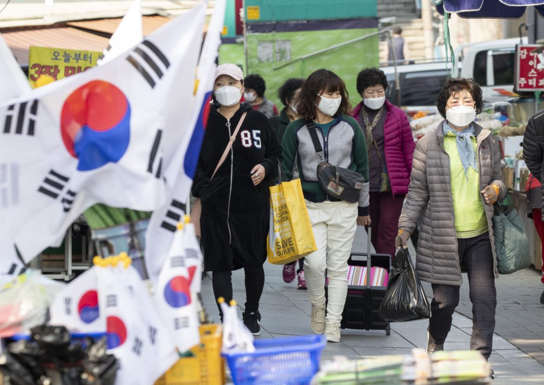 Coreea de Sud și-a asigurat zeci de milioane de doze de vaccin anticoronavirus, dar așteaptă să vadă dacă apar reacții adverse în alte țări