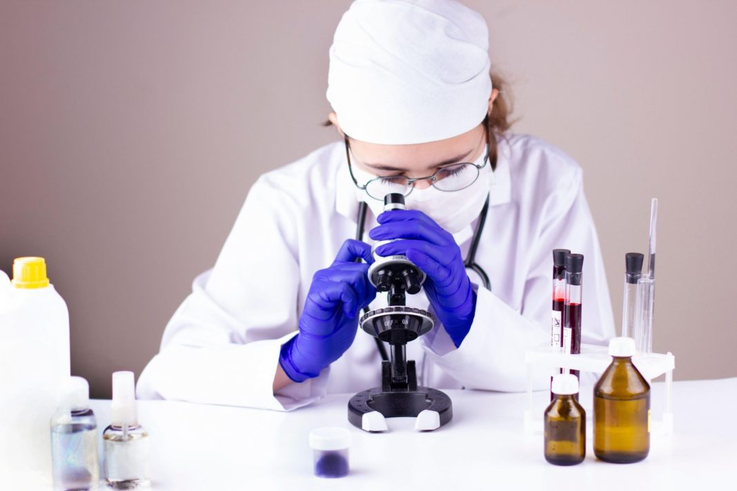 coronavirus-cercetator-scaled Noile tulpini de coronavirus pot provoca mai multe decese, dar nu din motivul la care te-ai aștepta