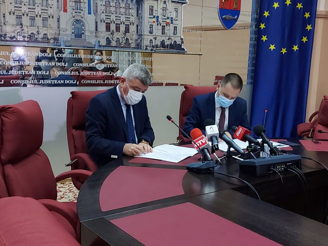 Președintele CJ Dolj, Cosmin Vasile, și rectorul Universității din Craiova, prof. univ. dr. Cezar Spînu, au semnat un protocol de colaborare în vederea creării unui Parc IT&C la blocul S200