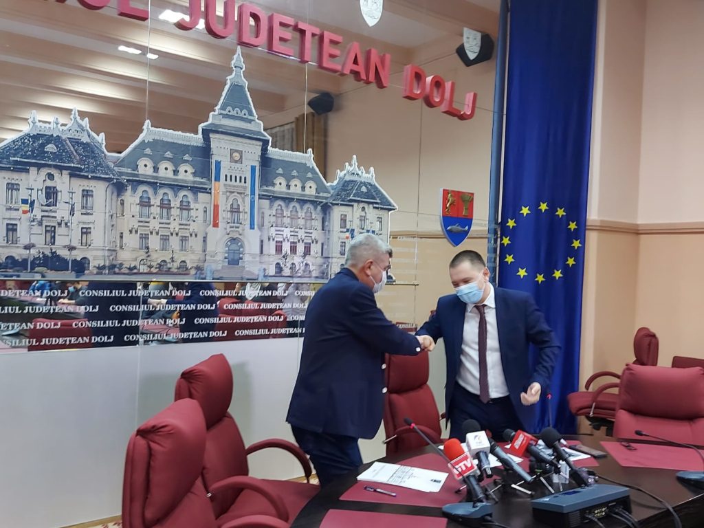 Președintele CJ Dolj, Cosmin Vasile, și rectorul Universității din Craiova, Cezar Spînu, după semnarea protocolului privind blocul S200