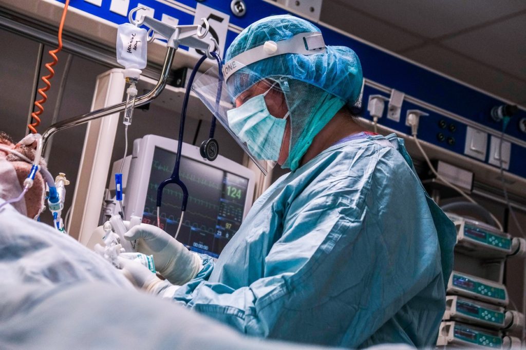 Coronavirusul continuă să facă victime. Câte persoane au decedat în ultimele 24 de ore