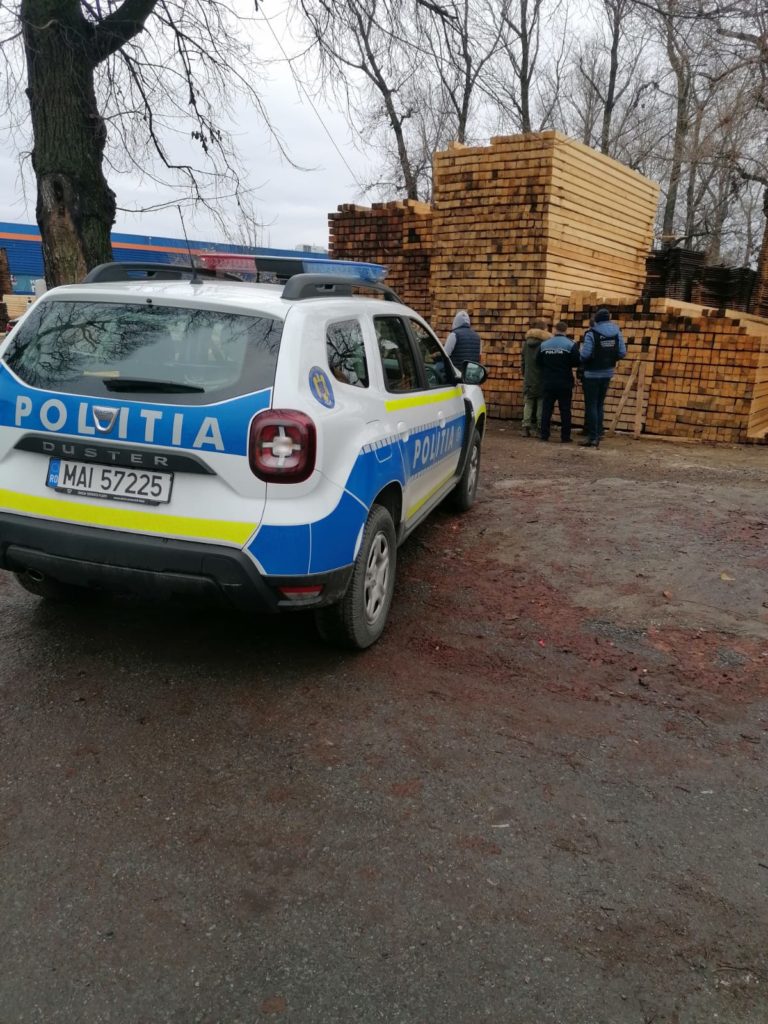 Amenzi de 30.000 de lei și lemn confiscat după controale de amploare ale polițiștilor