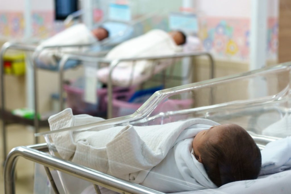 O femeie a murit de Covid-19 la o zi după ce a născut