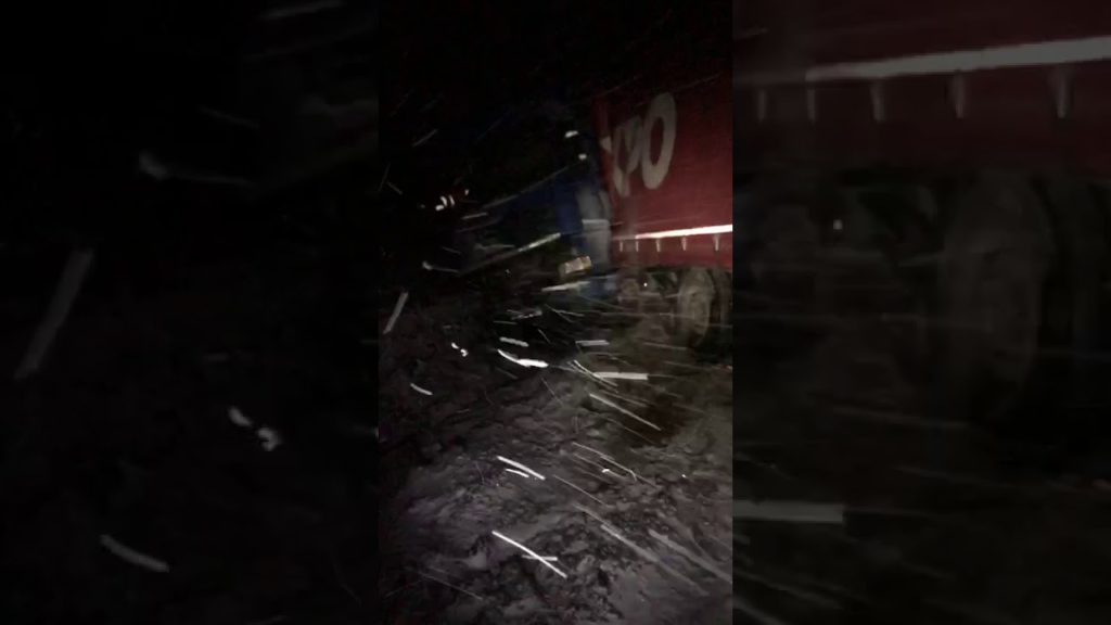 Dolj: Nu a adaptat viteza și a ajuns cu camionul în șanț