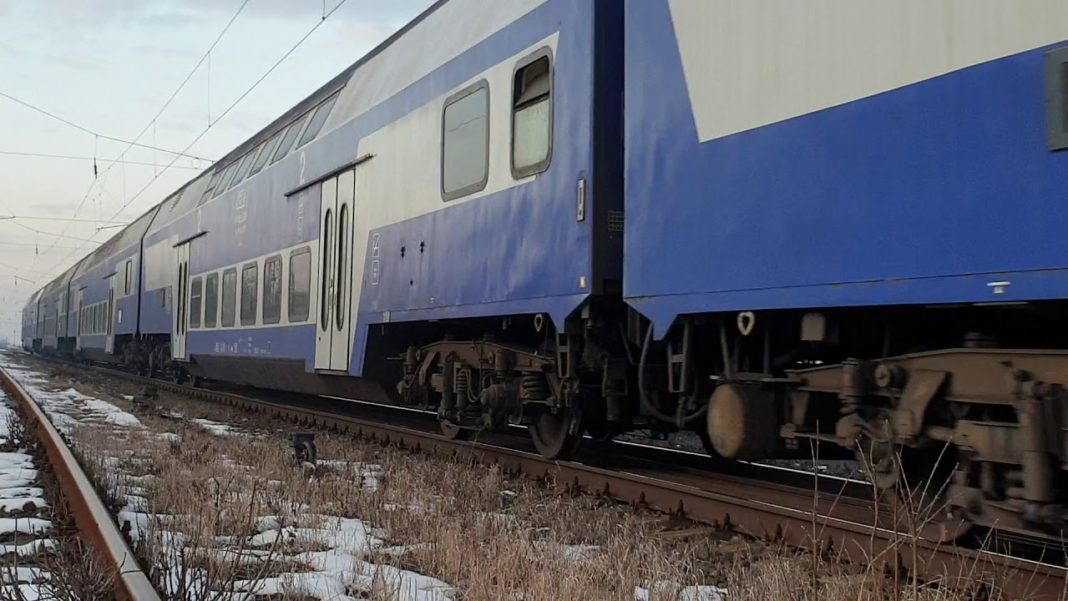 Un tren de călători de pe ruta Filiași-Orșova s-a defectat în linie curentă