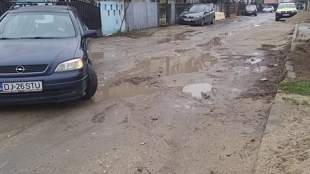 Nămol, hârtoape și bălți în cartierele mărginașe ale Craiovei