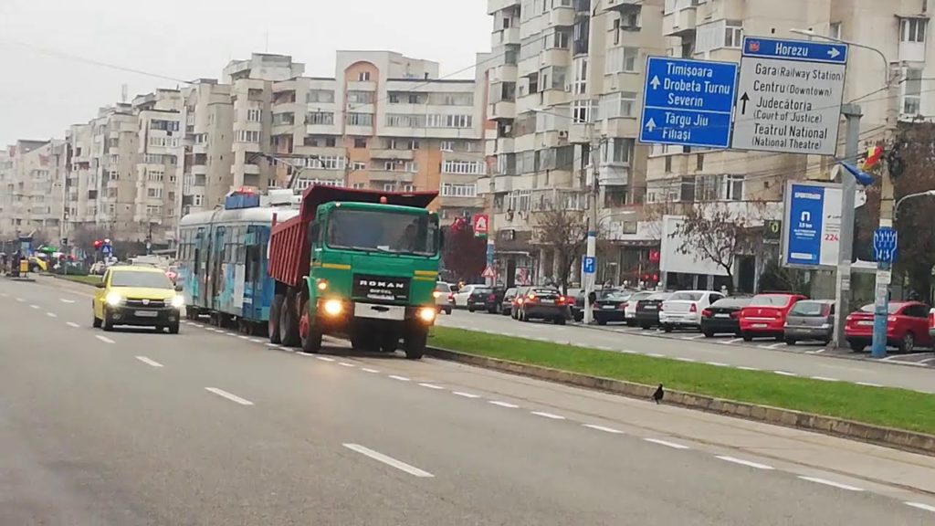VIDEO / Un tramvai s-a defectat în mers, la Craiova. A avut nevoie de basculantă