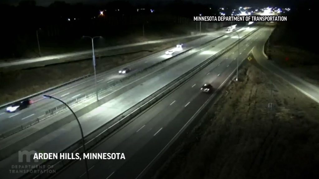 Un avion a aterizat pe o autostradă din Minnesota. A lovit o mașină