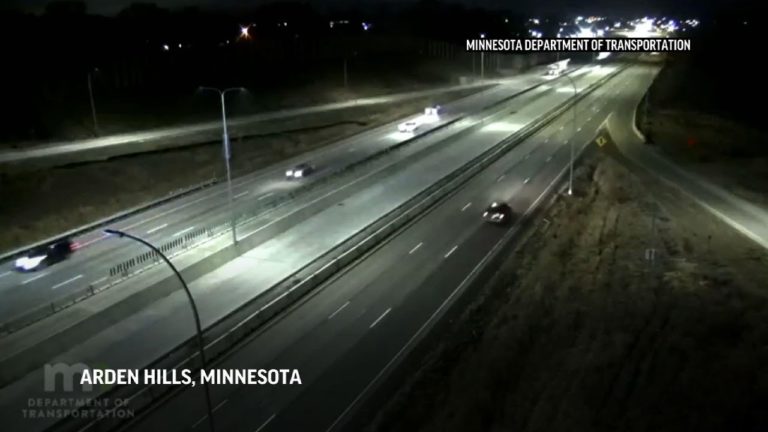 Un avion a aterizat pe o autostradă din Minnesota. A lovit o mașină