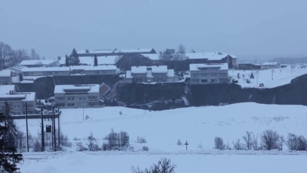 Un crater a înghițit zeci de case într-o zonă rezidențială din Norvegia. 10 persoane rănite și 21 date dispărute