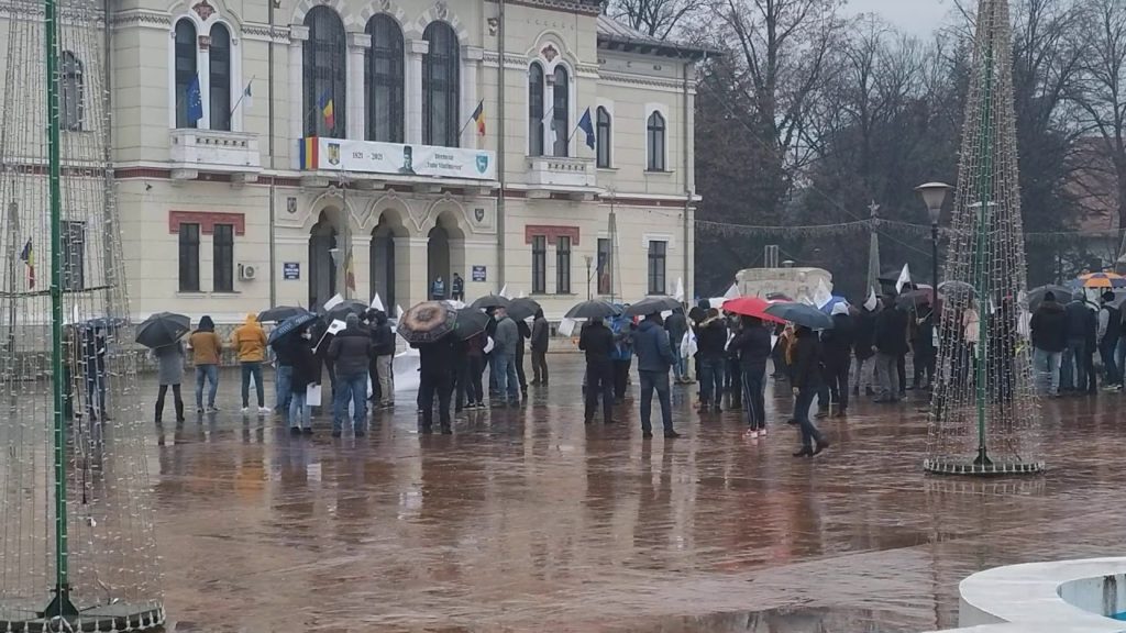 VIDEO. Sindicatele din poliție, penitenciare și grefierii protestează la Târgu Jiu