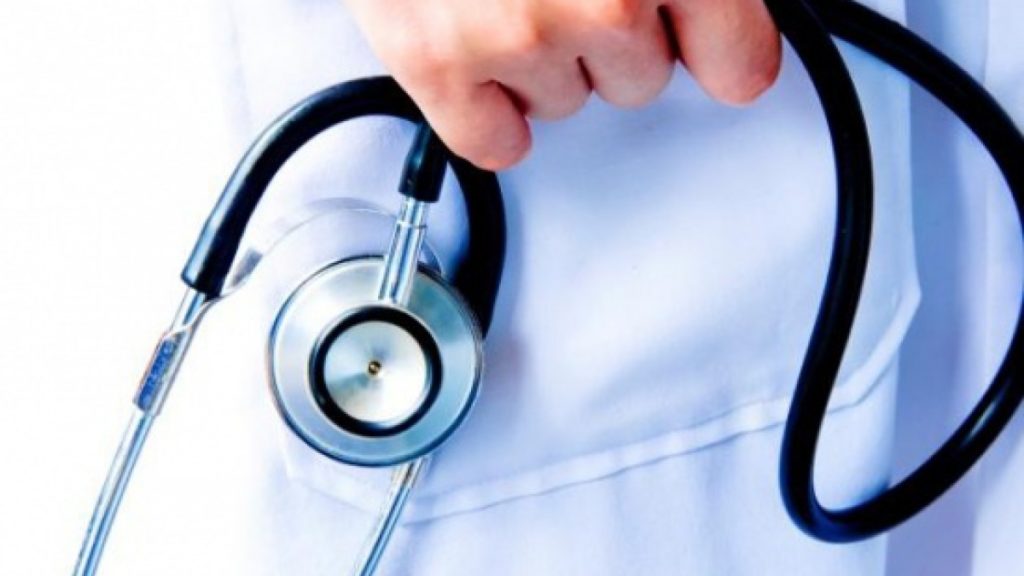 Doctoriță fără drept de practică, reținută după ce a sechestrat două persoane în cabinet pentru că nu era mulțumită de onorariu