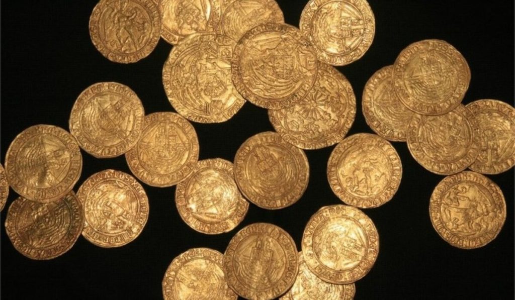 Monede de aur vechi de 600 de ani, descoperite într-o grădină din Anglia