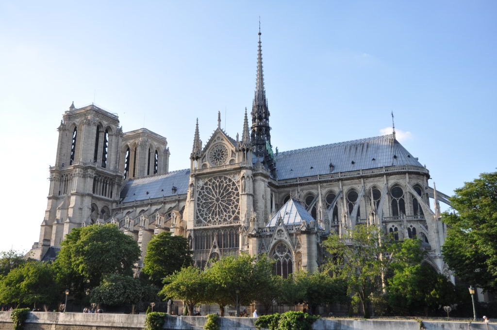VIDEO. Jingle Bells, cântat la Notre Dame de membrii corului, în vestimentație atipică
