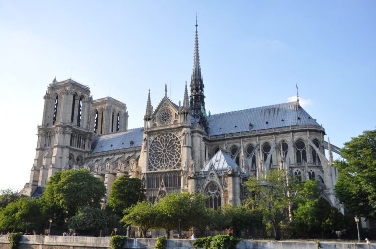 VIDEO. Jingle Bells, cântat la Notre Dame de membrii corului, în vestimentație atipică