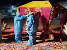 Un cuplu din India s-a căsătorit la un centru de îngrijire Covid-19, după ce mireasa a fost depistată pozitiv în ziua nunţii