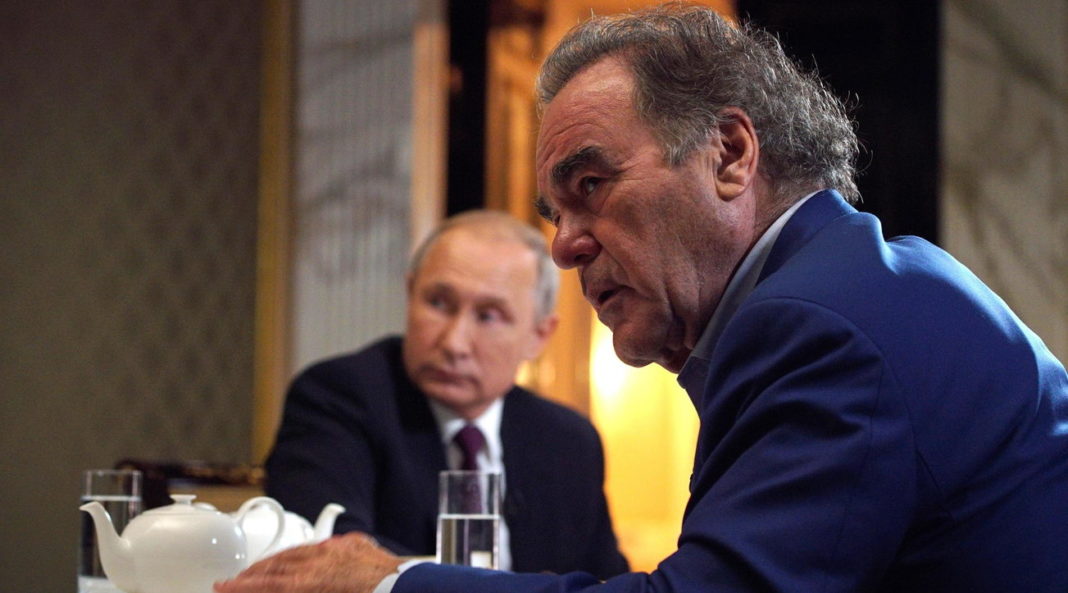 Regizorul american Oliver Stone a primit preferențial vaccinul Sputnik V