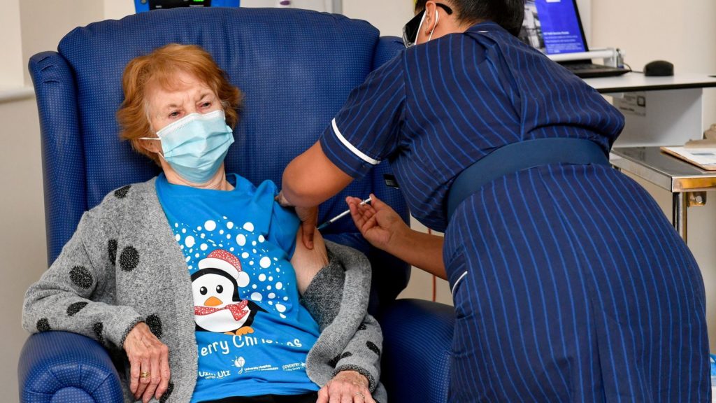 Prima pacientă care a fost vaccinată cu serul Pfizer a primit și a doua doză de vaccin