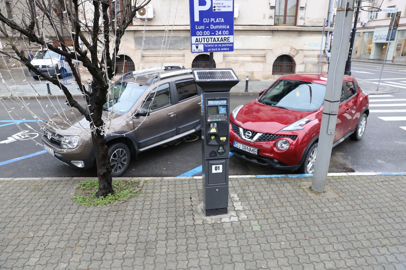 Scade cuantumul amenzilor în cazul taxei de parcare. Persoanele juridice vor plăti aceeaşi amendă ca şi persoanele fizice dacă încalcă „Regulamentul privind aplicarea taxei pentru parcarea autovehiculelor pe domeniul public al municipiului Craiova“