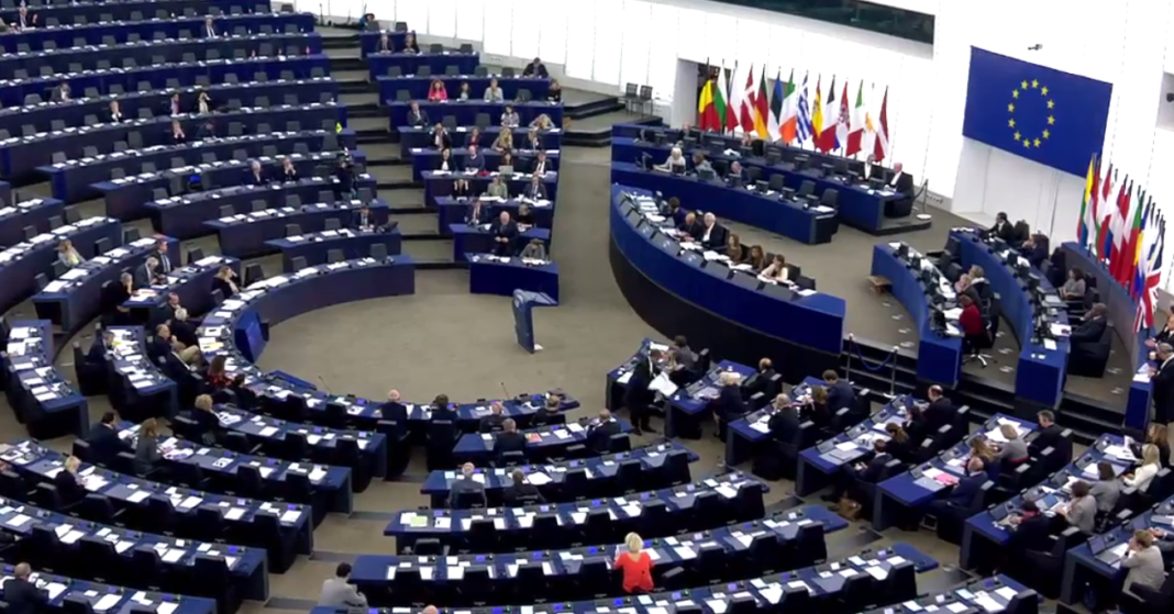 Eurodeputaţii, avertizaţi să nu bea apa din sticlele distribuite în Parlamentul European