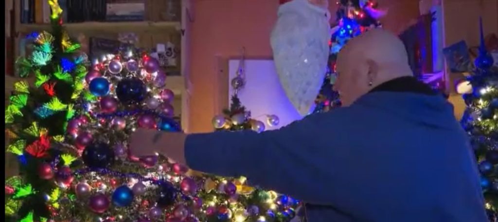 A împodobit 420 de brazi de Crăciun în apartament