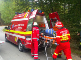 O bătrână din Drăgășani a fost salvată de pompierii vâlceni, după ce aceștia au spart ușa și i-au dat primele îngrijiri