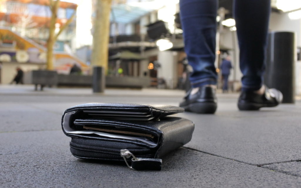 Gorj: Un polițist a găsit un portofel cu 2.000 de lei și l-a predat la IPJ