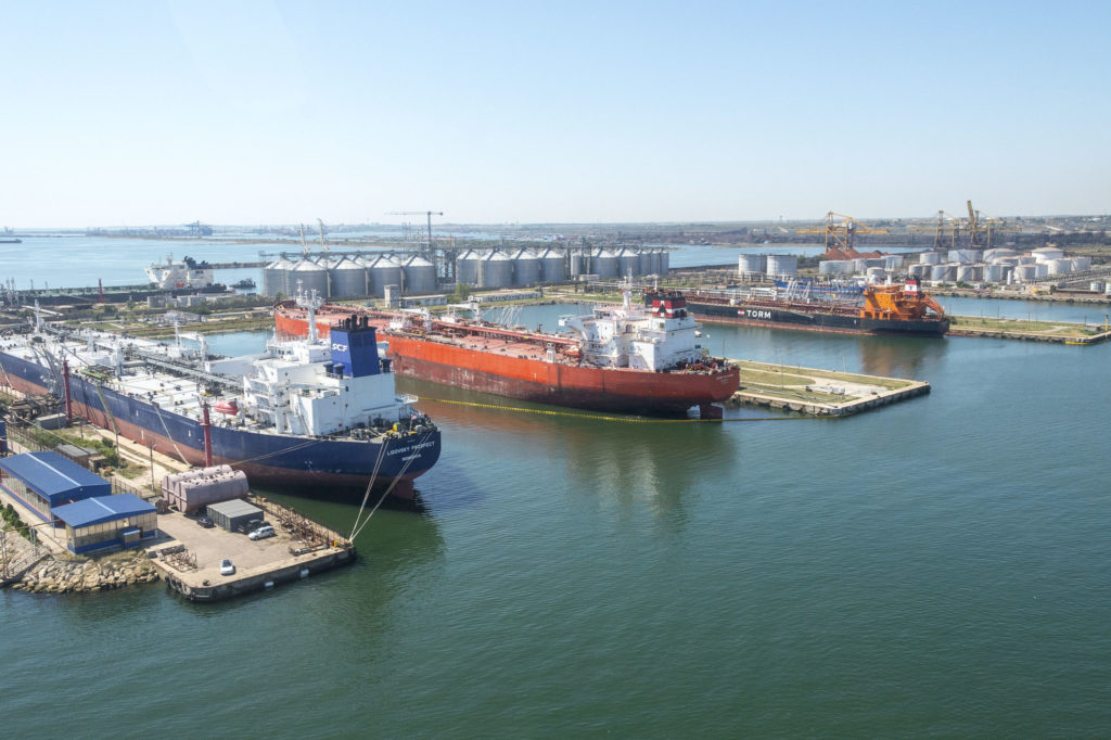 Vapor cu 12 sirieni la bord, abandonat în portul Constanța