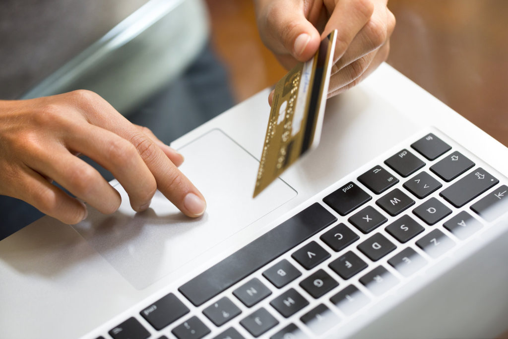 Vânzările online de alimente și produse necesare au crescut cu până la 400%