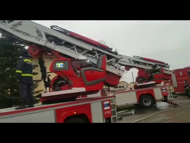 Olt: Acoperișul unei clădiri din Rotunda în flăcări