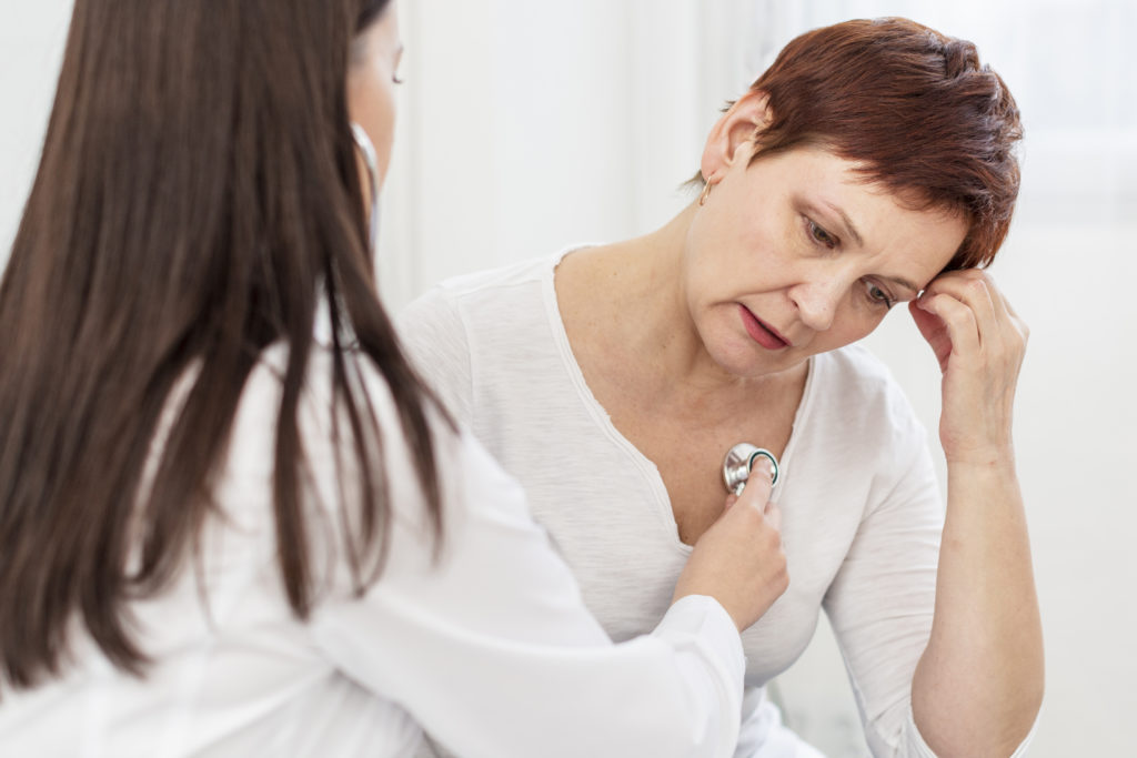 Menopauza precoce, asociată riscului de boli cardiace