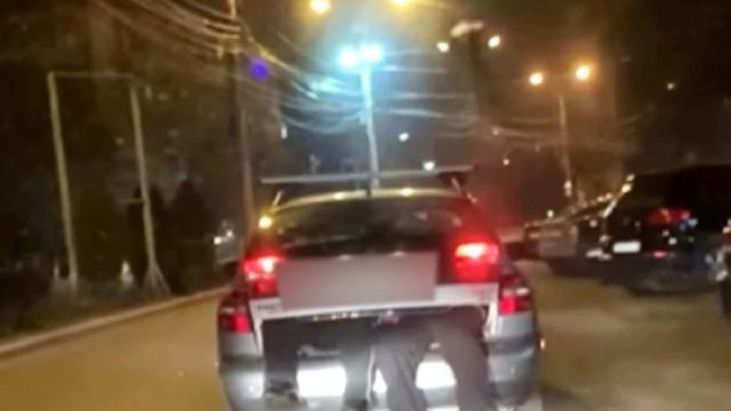 O șoferiță și-a transportat soțul în portbagaj, după o petrecere