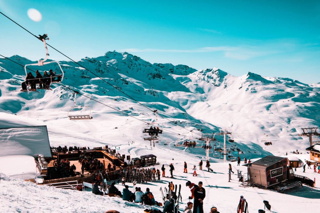 Stațiunile de schi din Franța dau în judecată guvernul pentru a putea folosi telescaunele și de Sărbători