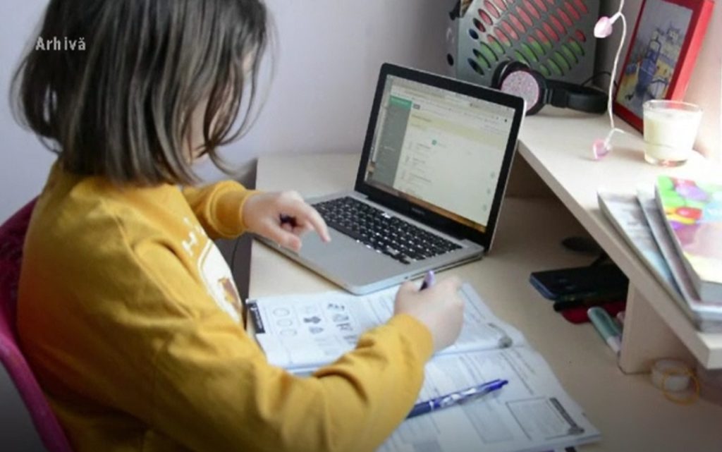 Toți elevii din Gorj au tablete pentru orele online